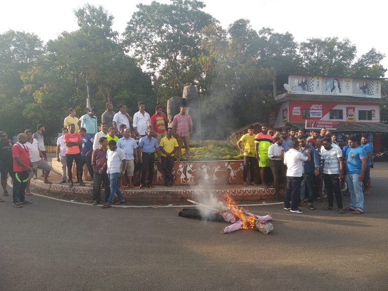 चोपडे येथे सोपटे यांच्या पुतळ्याची होळी