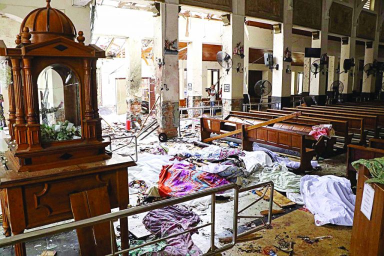 श्रीलंकेतील आठ बॉम्बस्फोटांत २१५ ठार