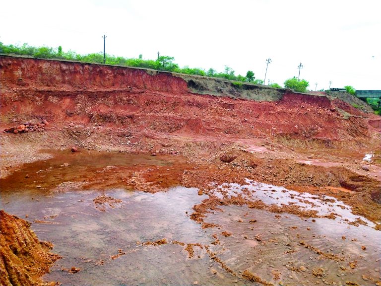 आयुष इस्पितळाच्या जागेतील माती रस्त्यासाठी