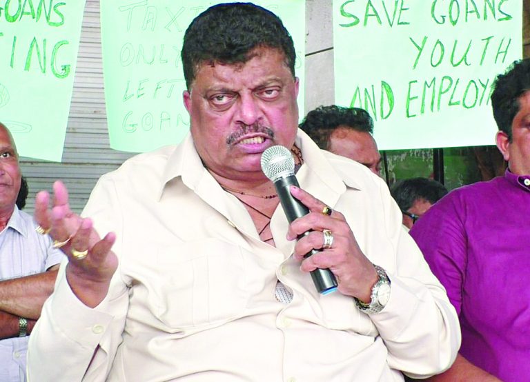 कुटुंबियांसह रस्त्यावर येण्याचा पर्यटक टॅक्सी मालकांचा इशारा