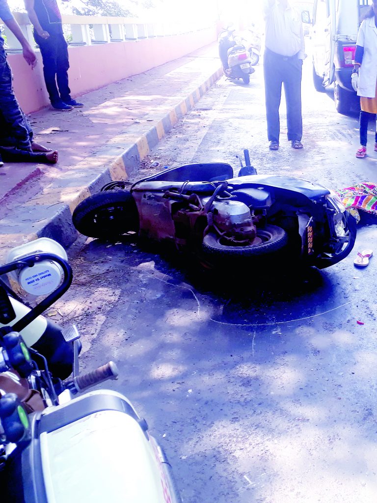 मांडवी पुलावरील अपघातात स्कूटरचालक महिलेचा मृत्यू