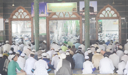 काल रमझान ईद राज्यभर उत्साहात साजरी करण्यात आली. दवर्ली येथील मशिदीत नमाज पढताना मुस्लिम बांधव.