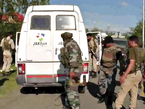 काश्मीरात एटीएम व्हॅनवर दहशतवादी हल्ला : ७ ठार