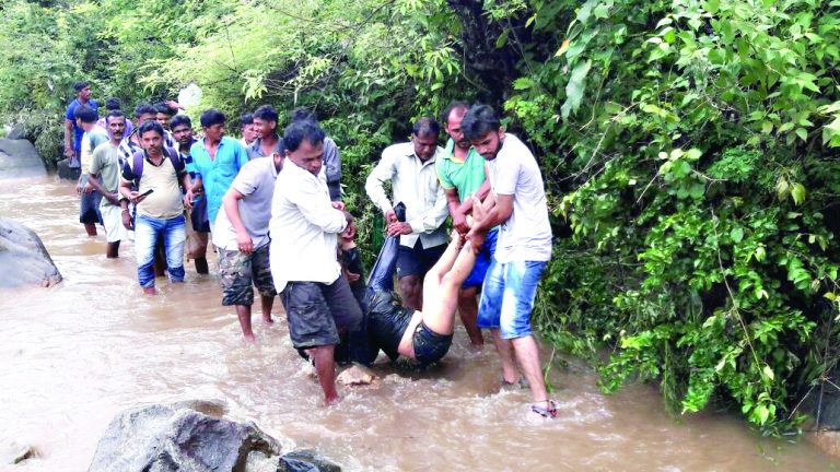 कारवारातील धबधब्यावर  गोव्यातील ६ जण बुडाले