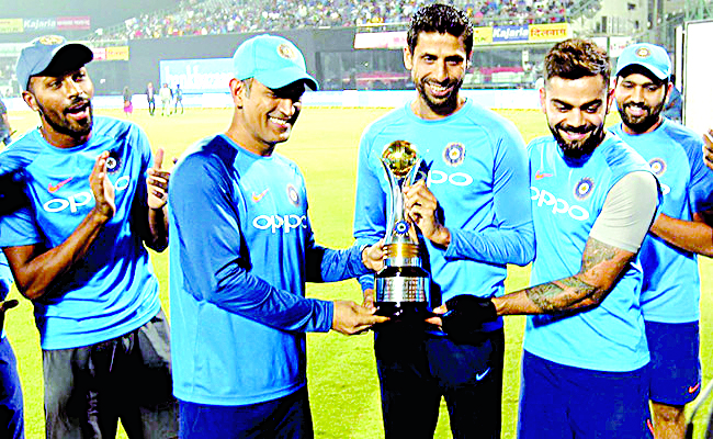 नेहराला टीम इंडियाचा विजयी निरोप