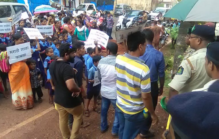 धावशीरेच्या पालकांचा मोर्चा