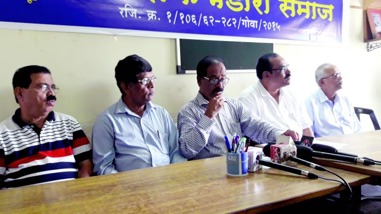 आडनावे बदल गैरप्रकारांची प्रकरणे रद्द करण्याची मागणी