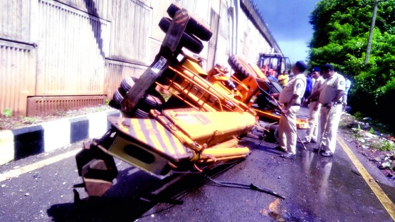 फर्मागुढीत क्रेन खाली कोसळून एक ठार