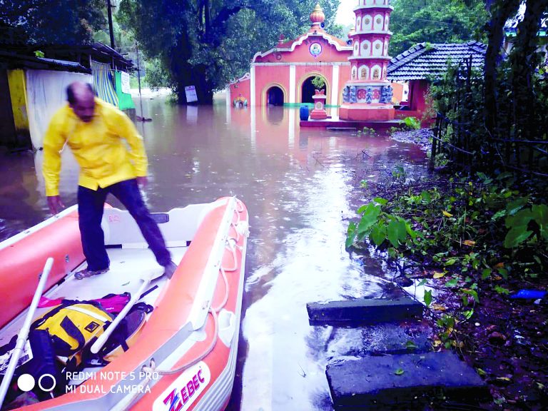 साळ गावातील ५० घरांना पुराचा तडाखा
