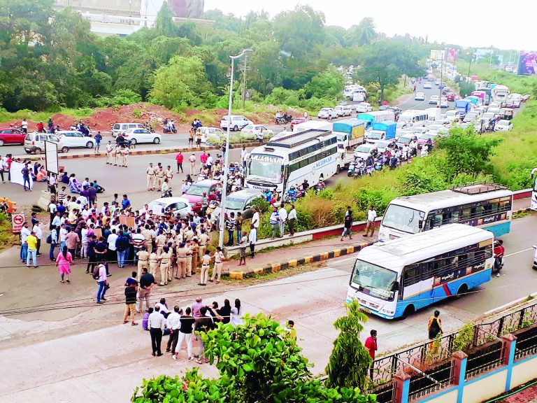 म्हादई प्रश्‍नावरून पर्वरीत महामार्ग रोखला