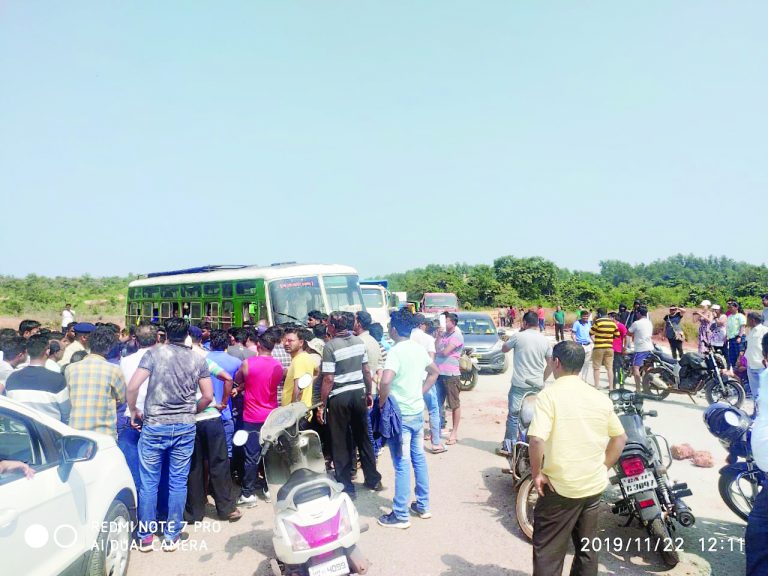 पत्रादेवीत स्थानिकांनी महामार्ग रोखला