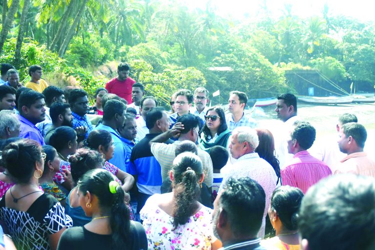 नाफ्ता दुसर्‍या जहाजात घालण्याचे काम आजपासून सुरू