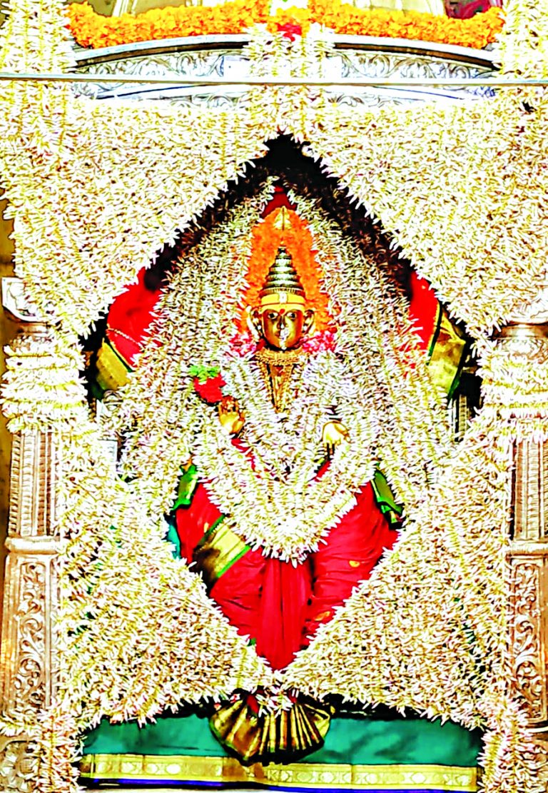 जायांच्या पूजेनिमित्त कवळे येथील श्री शांतादुर्गा मंदिरात रविवारी सजवण्यात आलेली देवीची मूर्ती.