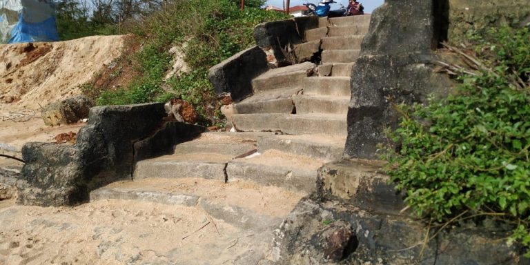 समुद्राच्या जोरदार लाटा उसळल्यामुळे कोलवा किनारपट्टीवरील पायर्‍यांची झालेली नासधूस.