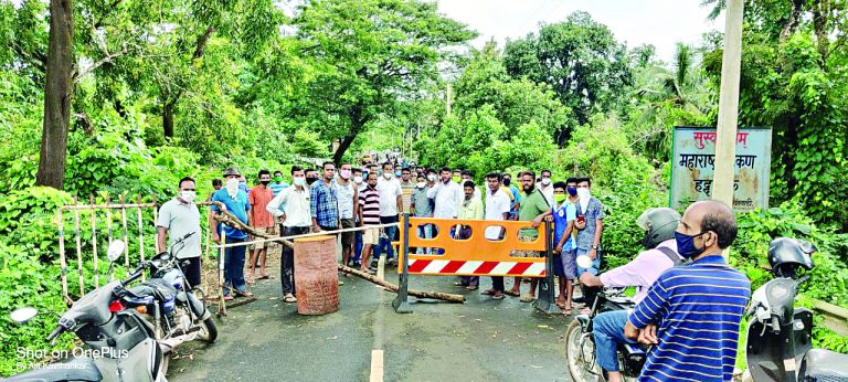 सिंधुदुर्गातील नागरिकांचे पेडण्यात सीमा खुली करण्यासाठी आंदोलन