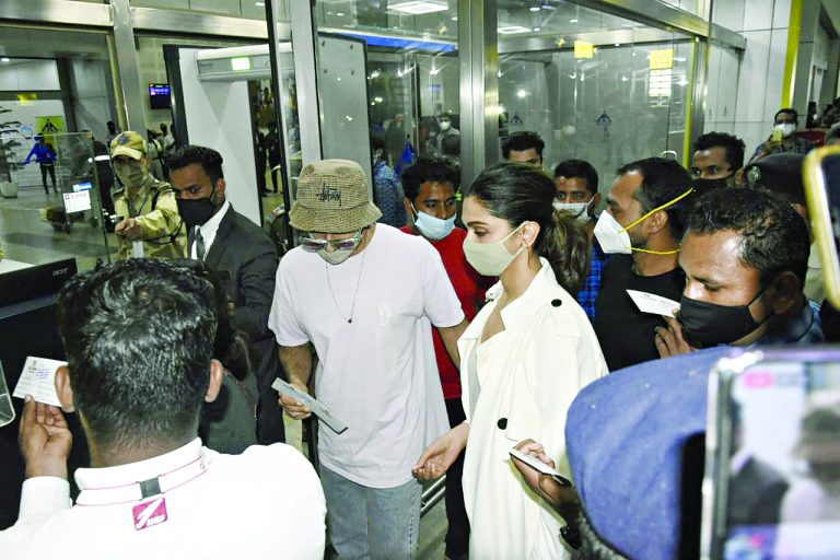 दीपिका व सारा मुंबईला रवाना